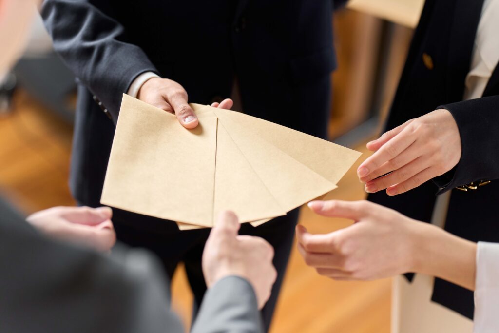 Ilustrasi pemilik Perusahaan yang memberikan THR untuk karyawan